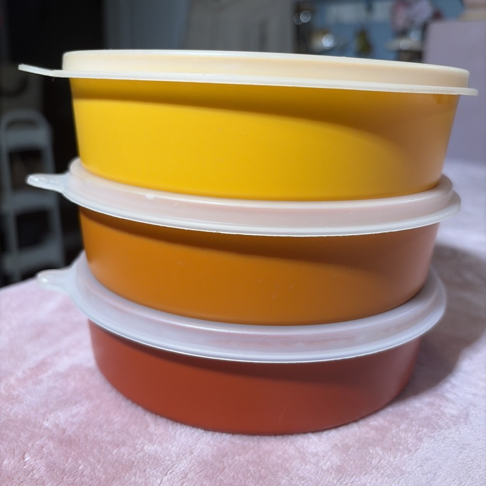 Vintage TUPPERWARE LOT OF 3 HARVEST CEREAL BOWLS SEALS. USA.